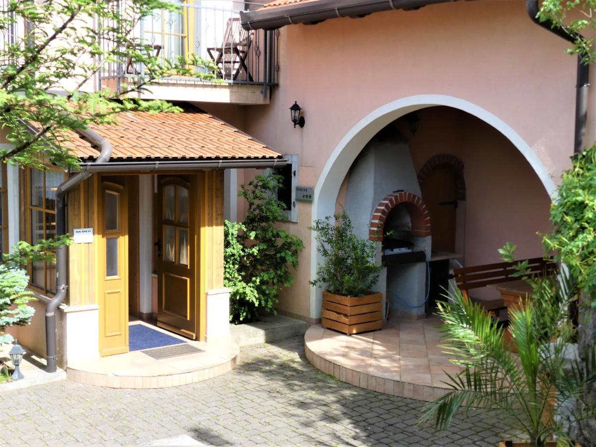 Pension Na Meji Пивка Экстерьер фото